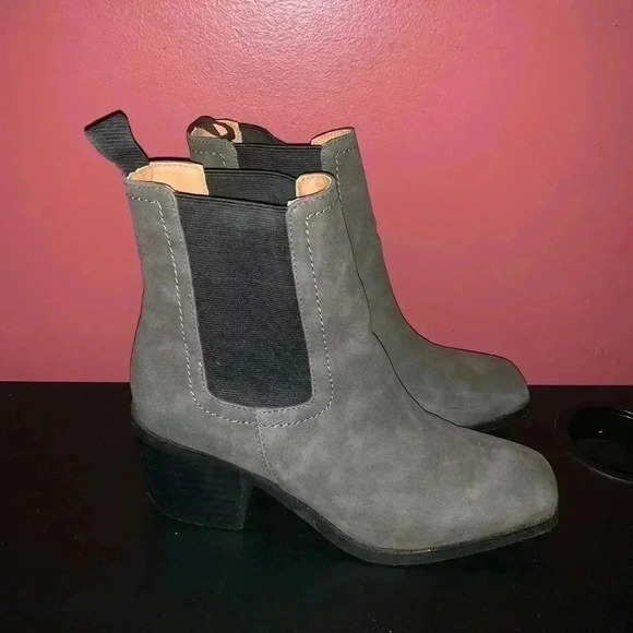 Free People Vegan Chelsea Gray Ankle Boots - Picture 4 of 8